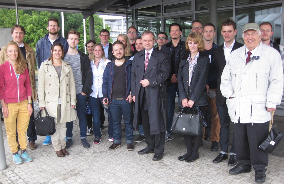 Studenten der Fernuniversität Hagen und der Ernst-Moritz-Arndt-Universität Greifswald mit den Professoren Matschke und Hering am Eingangstor zum Max-Planck-Institut für Plasma-Physik Studenten der Fernuniversität Hagen und der Ernst-Moritz-Arndt-Universität Greifswald mit den Professoren Matschke und Hering am Eingangstor zum Max-Planck-Institut für Plasma-Physik