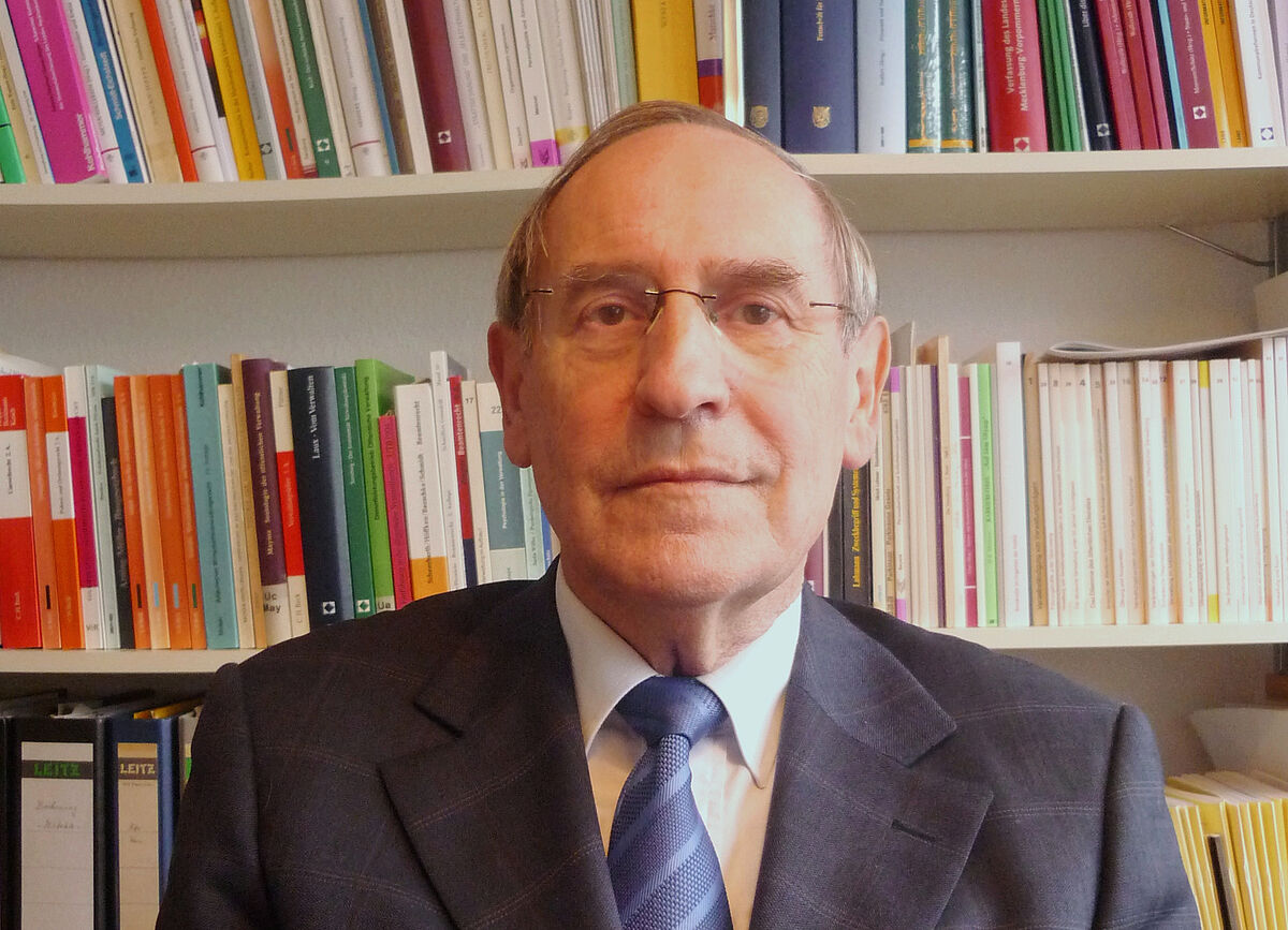 Prof. Dr. iur. Maximilian Wallerath Prof. Dr. iur. Maximilian Wallerath