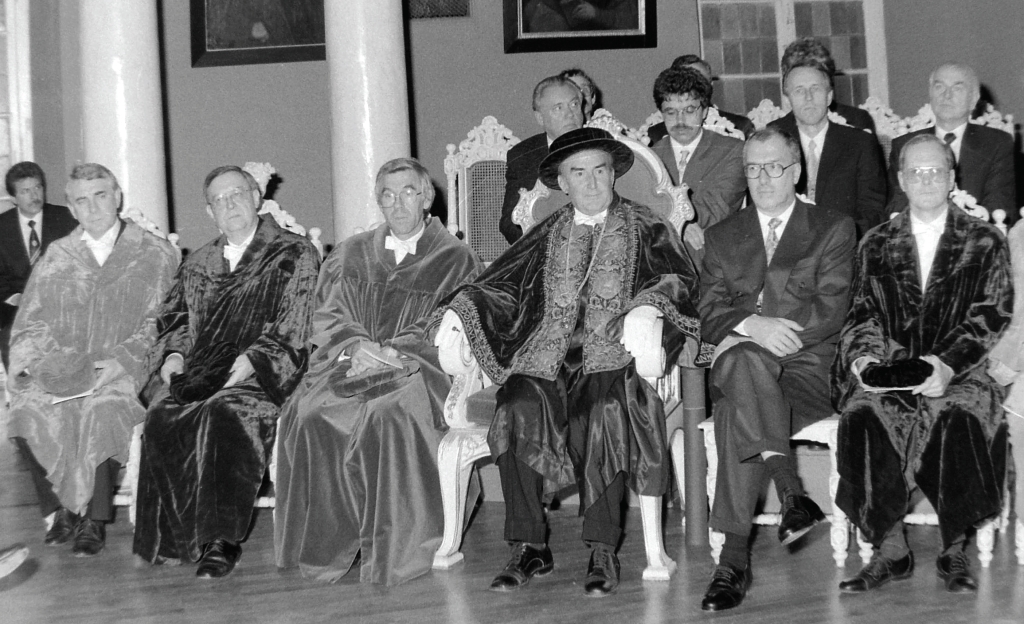Academic ceremony celebrating the re-establishment of the Faculty of Law and Economics at the University of Greifswald on 26th October 1992. (1st row from left: Deans Werner, Regge and Hildebrandt, Rector Zobel,  Registrar  Jacob, Dean Hirtz.) Photograph: University Archive.