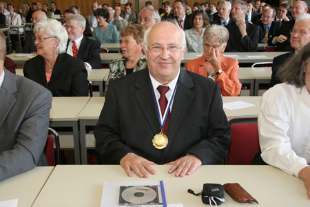 Goldmedaille: Prof. Matschke wird anläßlich des Symposiums zu seinem 65. Geburtstag am 21. Juni 2008 von den Studierenden des Bereichs Wirtschaftswissenschaften mit einer "Goldmedaille" für seine Verdienste um die Universität und die Fakultät geehrt.