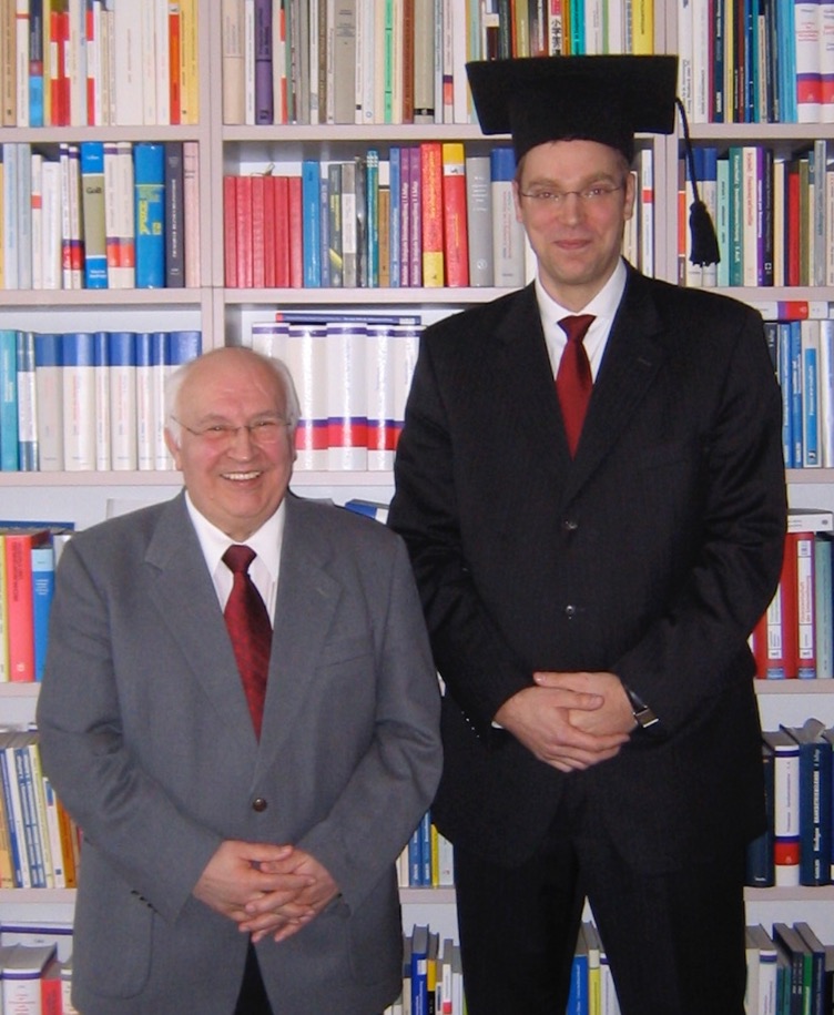 Der frisch promovierte Marcus Bysikiewicz, 207 cm, vor der Bücherwand im Dienstzimmer von Prof. Dr. Matschke am 04.04.2008